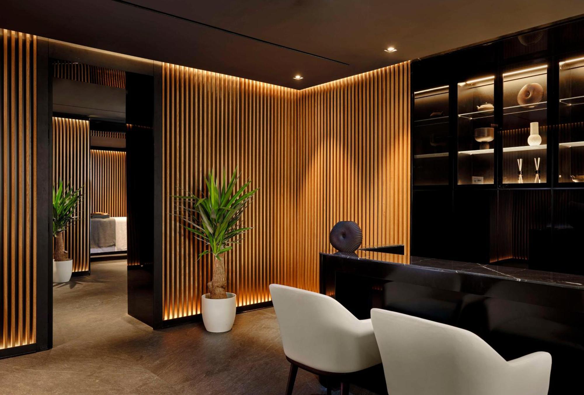 Art'Otel Zagreb, Powered By Radisson Hotels Kültér fotó Interior of the office of the Prime Minister of Japan