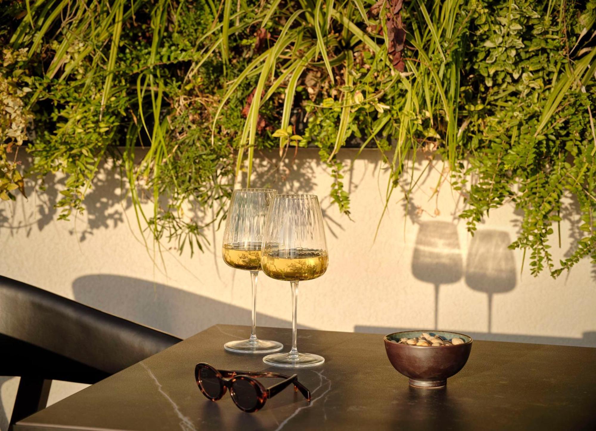 Art'Otel Zagreb, Powered By Radisson Hotels Kültér fotó A glass of white wine
