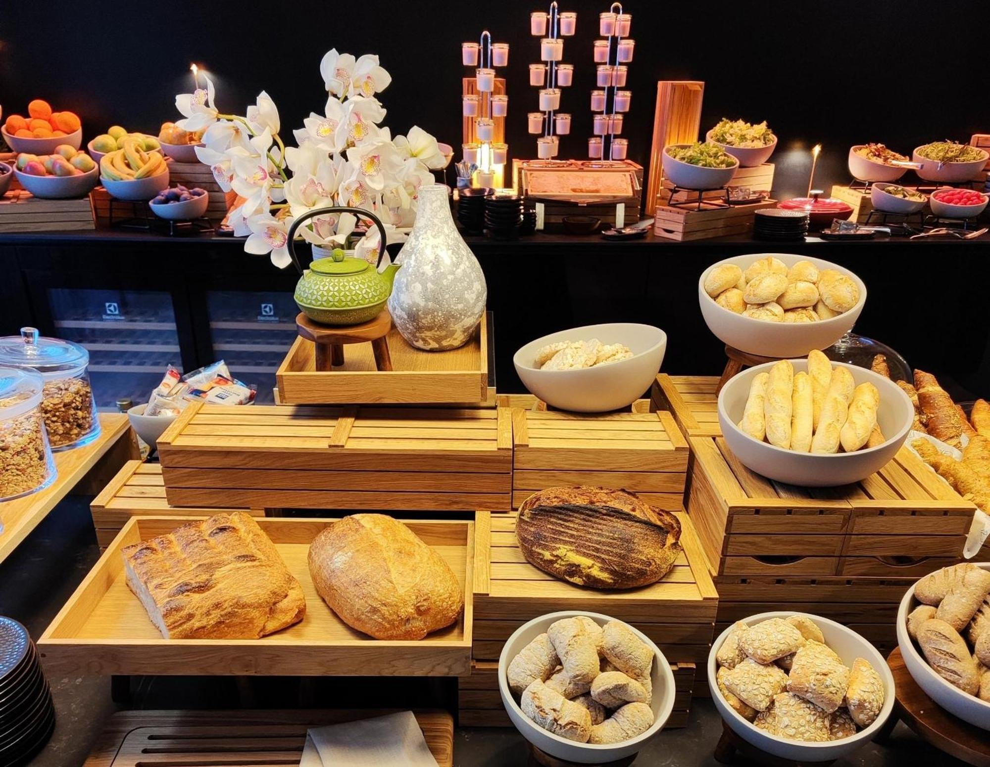 Art'Otel Zagreb, Powered By Radisson Hotels Kültér fotó A bread station at a buffet